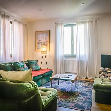 Modernes Olive Stilvoll Und Zentral In * ベジクハイム