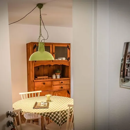 Modernes Olive Stilvoll Und Zentral In Apartment