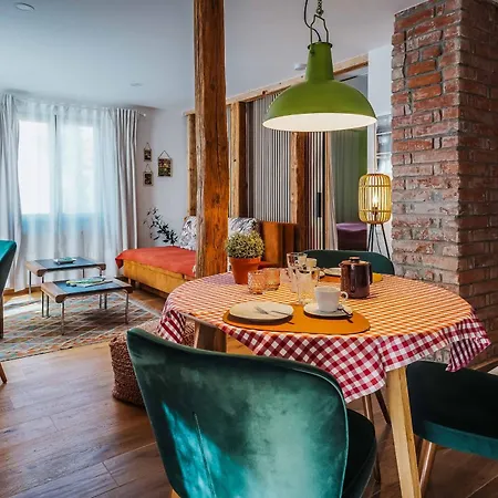 Modernes Olive Stilvoll Und Zentral In Besigheim