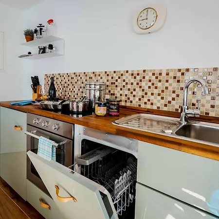 Apartment Modernes Olive Stilvoll Und Zentral In *