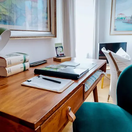 Modernes Olive Stilvoll Und Zentral In Appartement