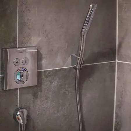 Modernes Olive Stilvoll Und Zentral In アパート