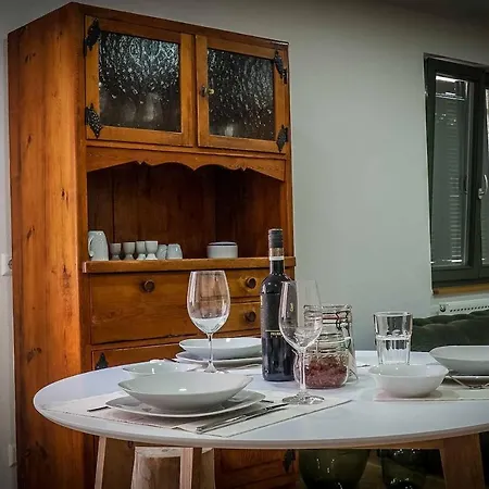 Modernes Olive Stilvoll Und Zentral In アパート *