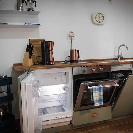 Modernes Olive Stilvoll Und Zentral In * ベジクハイム